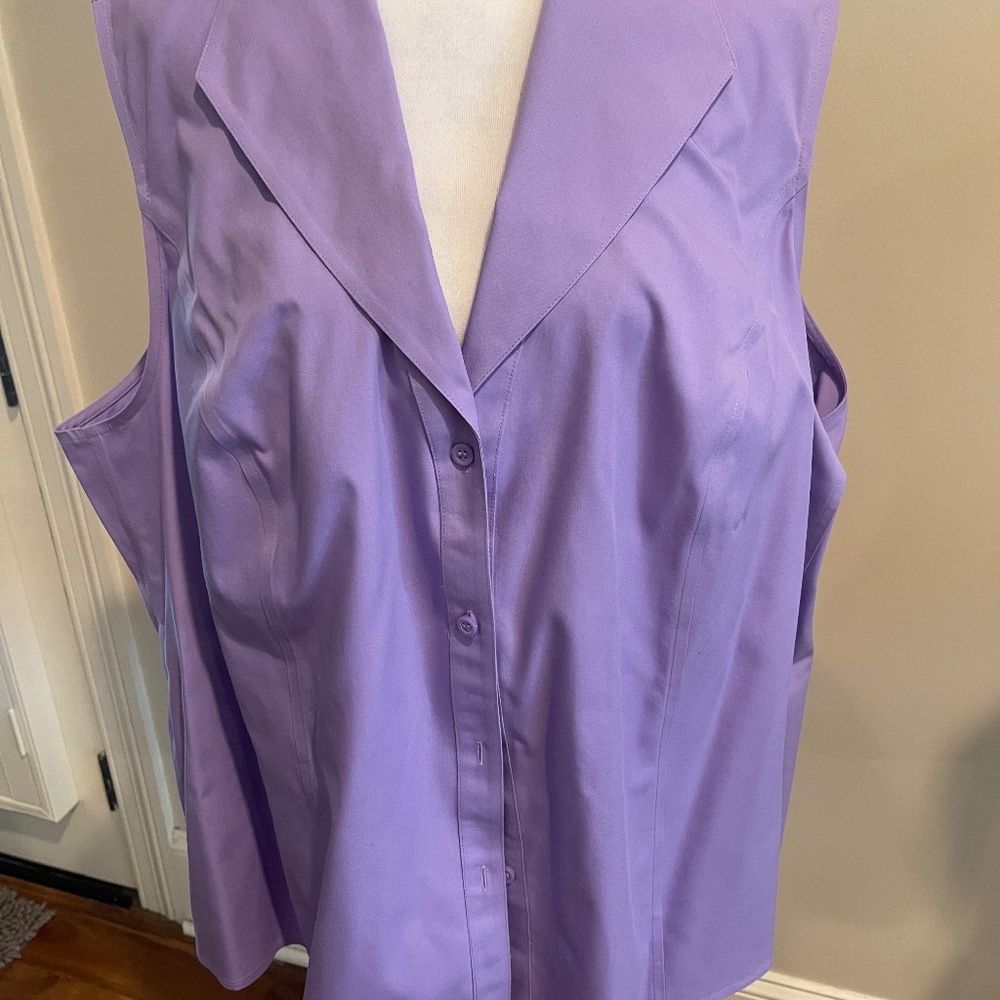 Great plus size Jones of New York sleeveless blouse in lilac.  New with tags.